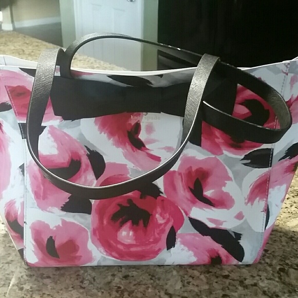 kate spade Handbags - KATE SPADE large purse/tote. NWOT